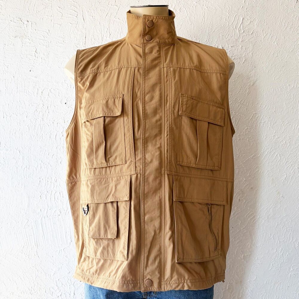 TravelSmith Tan Travel Vest Men's L Photography Hiking Fishing Safari Utility